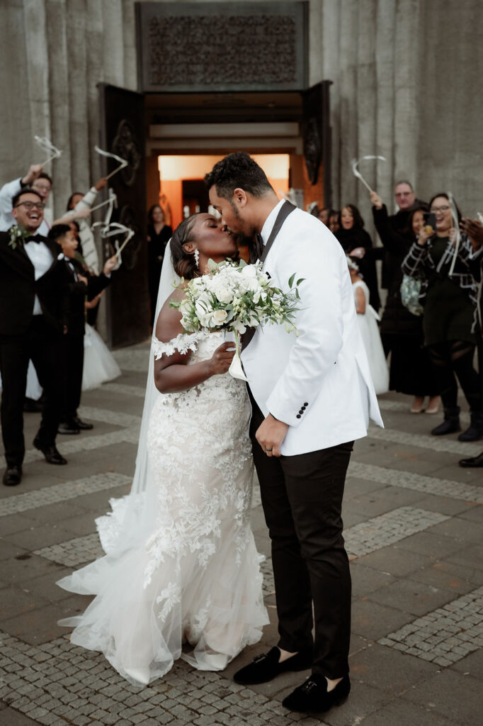 Photo of a couple getting married in Hallgrímskirkja in Iceland kissing